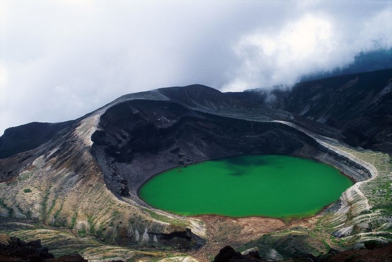 火山口像有绿色的水和高大的左边