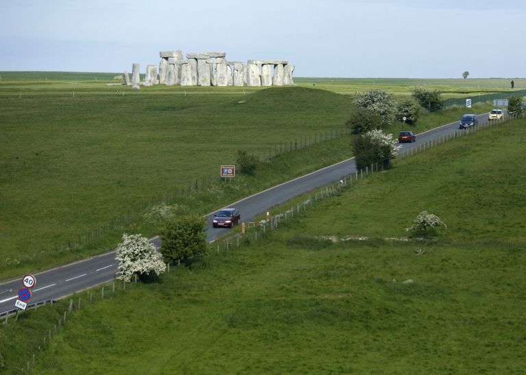 一条高速公路正好经过英国举世闻名的巨石阵遗址。