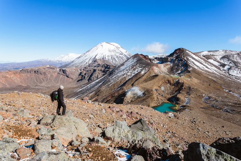 在新西兰特阿拉罗亚的汤加里罗火山上的徒步旅行者