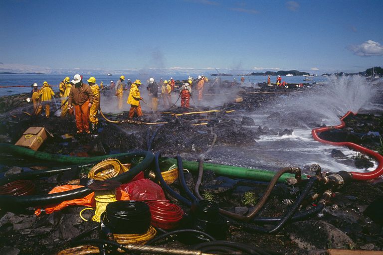 在埃克森·瓦尔迪兹号石油泄漏事故发生后，一队消防员正在清理阿拉斯加海岸。