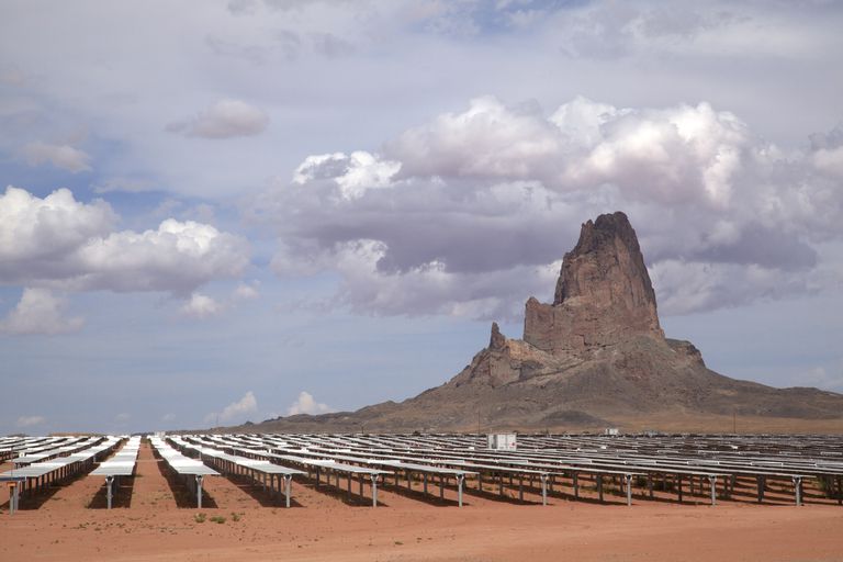 成排的太阳能电池板在阳光下闪闪发光，这是纳瓦霍民族Kayenta II太阳能项目的一部分。